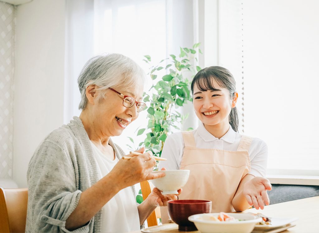 自費の訪問看護であっても利用者に医療的ケアを行う場合は、必ず主治医の指示が必要です。安全なサービス提供のためには、看護師と主治医が利用者の情報を共有し、緊密に連携を取ることが欠かせません。